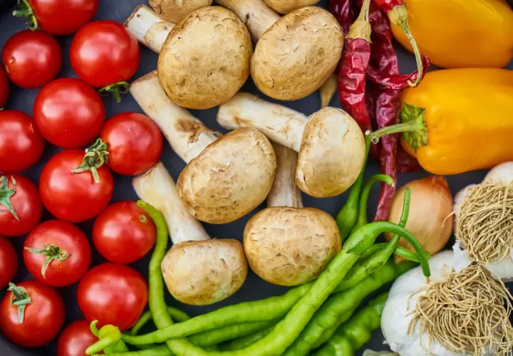 Pomodori, funghi, peperoni gialli, peperoncini secchi, aglio, cipolla e peperoncini verdi. Una varietà di verdure fresche, perfette per ogni ricetta.