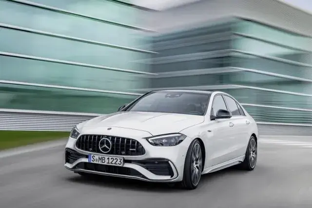 Mercedes-Benz C 43 AMG – sportowy samochód, który zachwyca osiągami i stylem