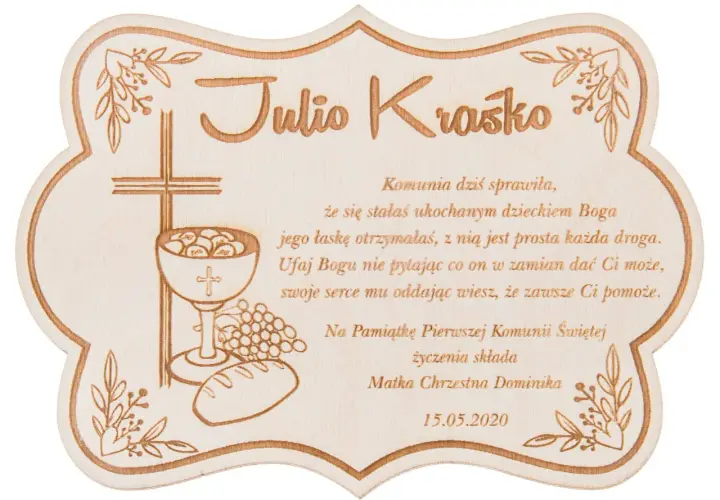 Drewniana tabliczka z motywem komunijnym: kielich, hostia, winogrona, chleb i krzyż.