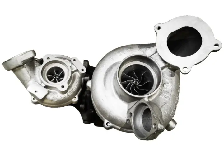Dwa turbosprężarki, jedna mniejsza, druga większa, tworzą potężny system turbo hybrydowe.