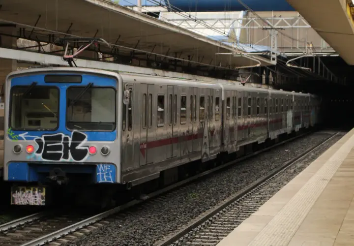 Treno della metro B1 di Roma, con graffiti sul frontale, si ferma in stazione prima di entrare in galleria.