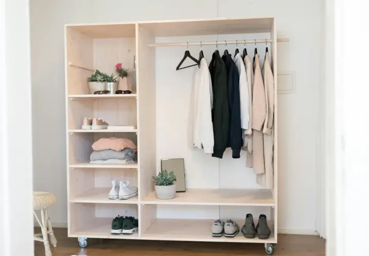 Ein offener Kleiderschrank selber bauen: Holzregal mit Kleiderstange, Schuhen und Deko.