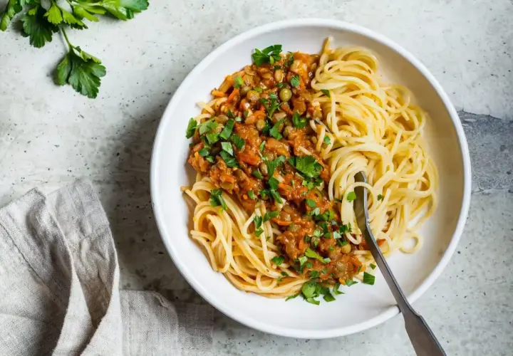 Pyszne spaghetti z sosem z soczewicy i warzyw. Zdrowe i sycące danie, idealne dla dbających o spaghetti kcal.
