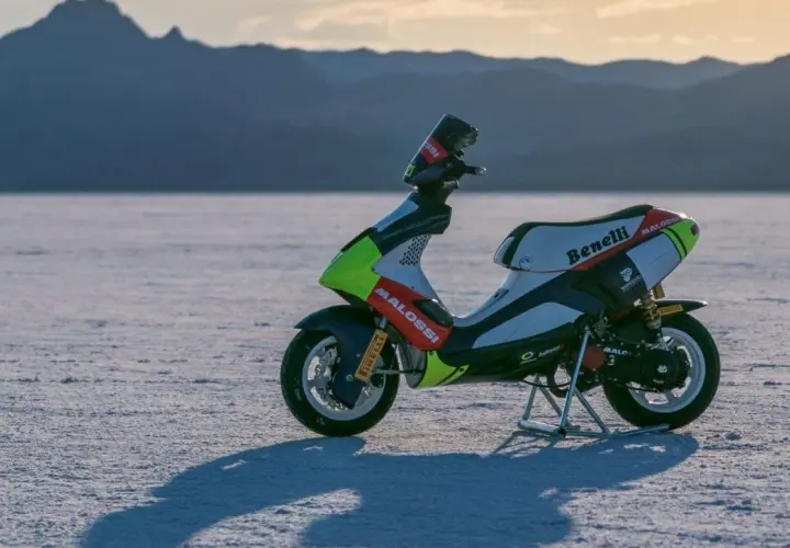 Scooter de carreras Benelli con gráficos Malossi en un paisaje desértico. ¿Cuántos caballos tiene una 49?