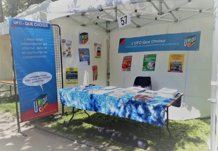 Stand UFC-Que Choisir avec affiches sur les droits des consommateurs. L'association informe, défend et représente les consommateurs.