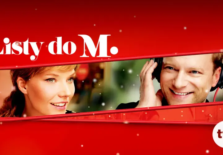Uśmiechnięci bohaterowie filmu "Listy do M. 7" na czerwonym tle.