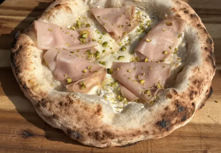 Pizza mit Mortadella und Pistazien auf cremigem Käse, gebacken auf einem Teig, der nach dem weltbesten Pizzateig Rezept gemacht wurde.