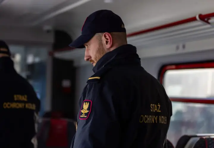 Strażnik kolejowy czuwa nad bezpieczeństwem podróżnych. W razie potrzeby użyje hamulec bezpieczeństwa w pociągu.
