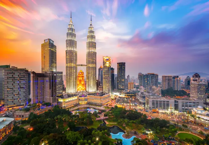 Wieczorne niebo nad Kuala Lumpur, zdominowane przez wieże Petronas. Pogoda sprzyja podziwianiu panoramy miasta.