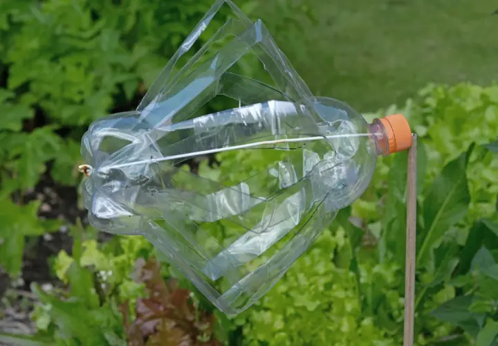 Jak zrobić wiatrak z butelki? Prosty projekt DIY z plastikowej butelki, który może ozdobić ogród.