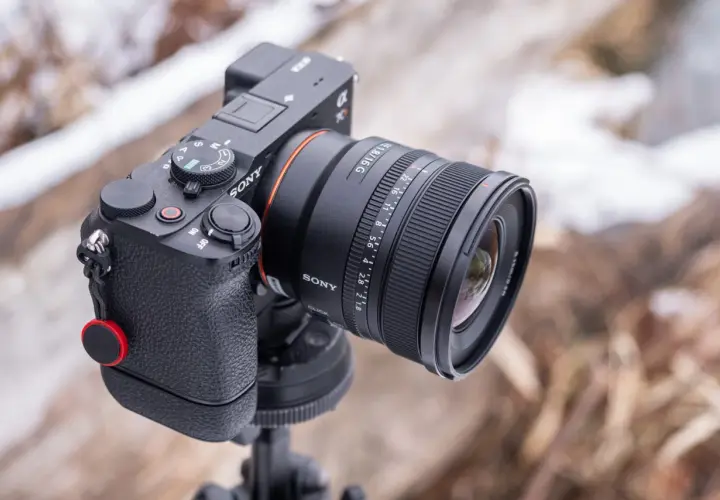 Aparat Sony Alpha z obiektywem Sony FE 1.8/16 G. Ten obiektyw Sony E pełna klatka jest gotowy do uchwycenia zimowych krajobrazów.