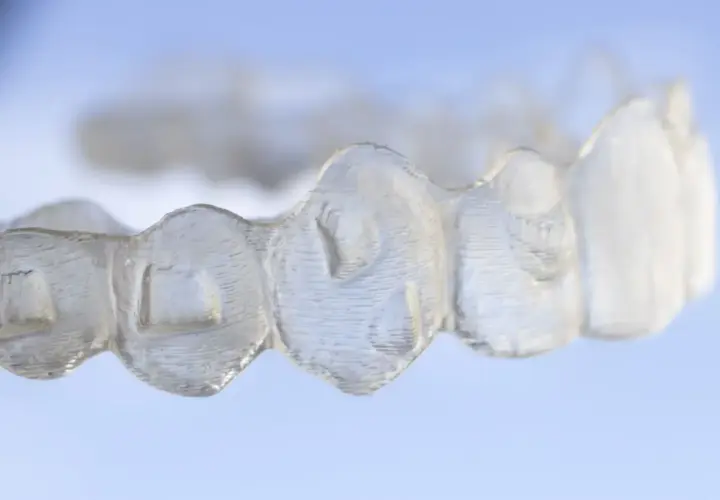 Alineador transparente para atache ortodoncia, mostrando la precisión del tratamiento dental.