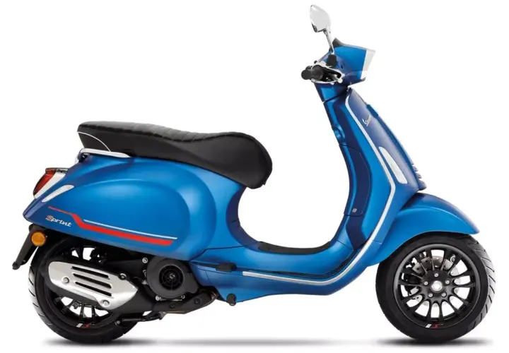 Un modelo Vespa 125 azul brillante, con detalles deportivos y asiento negro.