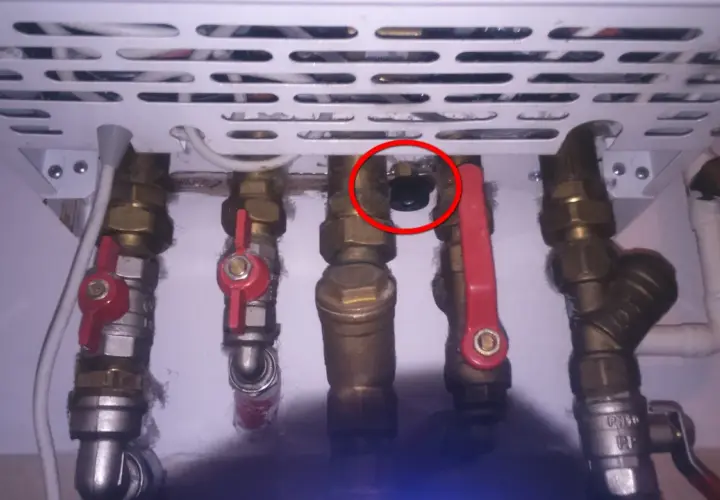 Zawór do dopuszczania wody do pieca gazowego Termet, widoczny na zdjęciu, jest kluczowym elementem instalacji.