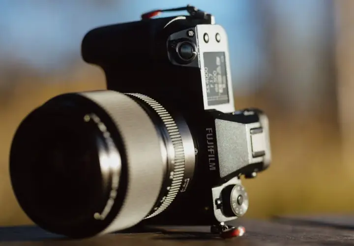 Profesjonalny aparat Fujifilm GFX 50s II z obiektywem, gotowy do uchwycenia wyjątkowych chwil.
