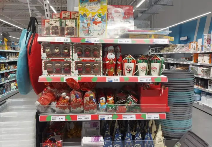 Już od dawna ozdoby świąteczne w sklepach! Czekoladowe Mikołaje, kalendarze adwentowe i kubki z zimowymi motywami kuszą na półkach.
