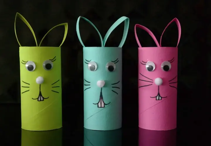 Trzy urocze zajaczki z papieru w kolorach zielonym, miętowym i różowym, z ruchomymi oczkami i papierowymi uszkami.