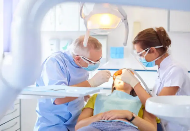 Dentysta to lekarz? Wyjaśniamy status i uprawnienia w Polsce