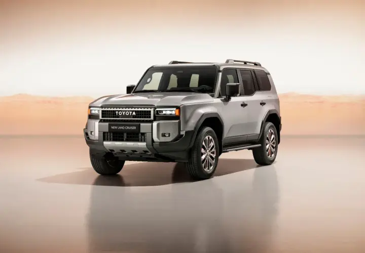 Srebrny, nowy Toyota Land Cruiser 2024 z masywnym grillem i nowoczesnymi światłami, gotowy na każdą przygodę.