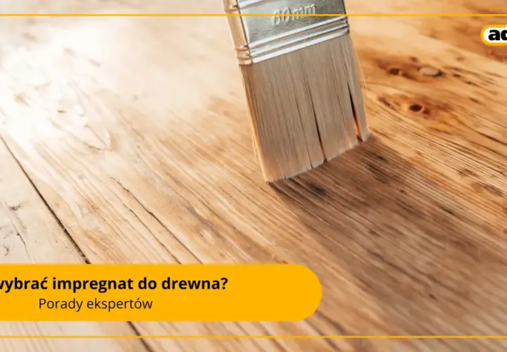 Pędzel nakłada impregnat na drewnianą podłogę. Dowiedz się, czym zabezpieczyć drewno na zewnątrz, by służyło latami.