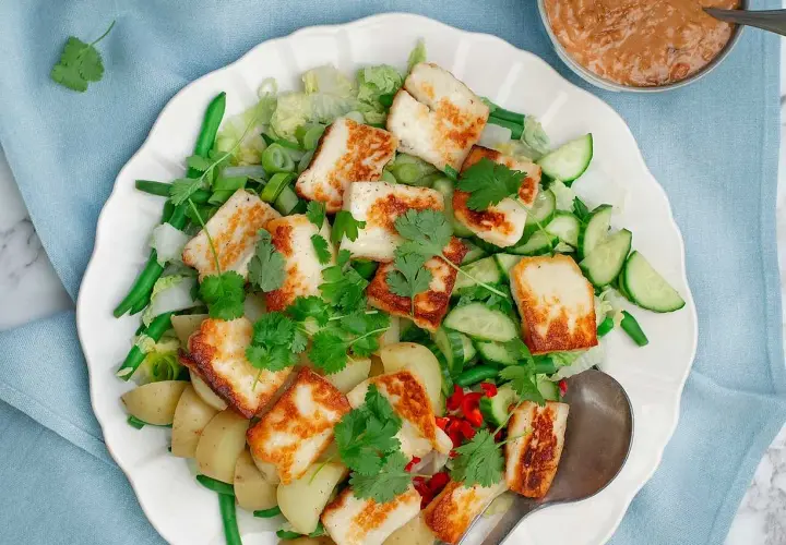 En härlig gado gado-inspirerad sallad med stekt halloumi, potatis, gröna bönor, gurka och en krämig jordnötsdressing.