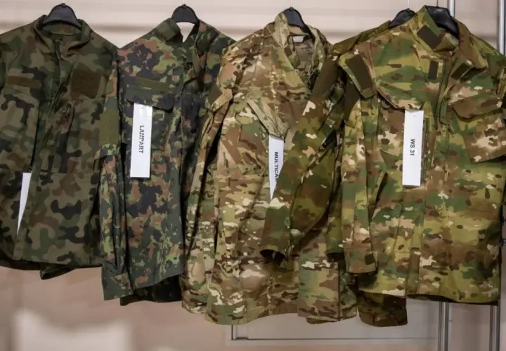 Różne rodzaje kamuflażu na mundurach wiszących na wieszakach. Od lewej: polski wz. 93, wz. 85, Multicam, WS 31.