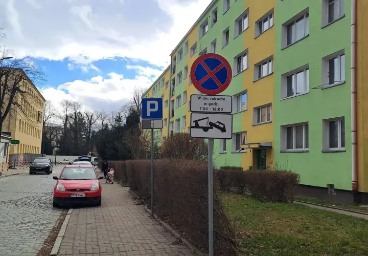 Znaki drogowe informują, gdzie nie można się zatrzymywać, zwłaszcza w dni robocze w godzinach 7:00-16:00, grozi odholowanie.