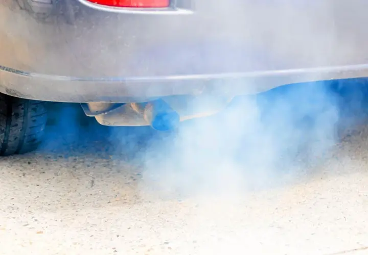 Niebieski dym z rury wydechowej sugeruje problem z silnikiem. Który diesel jest tańszy, czarny czy niebieski? Ten z niebieskim dymem na pewno nie.