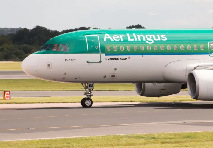 Samolot Airbus A320 linii lotniczych Aer Lingus z napisem "St. Nathy" na kadłubie, gotowy do startu.