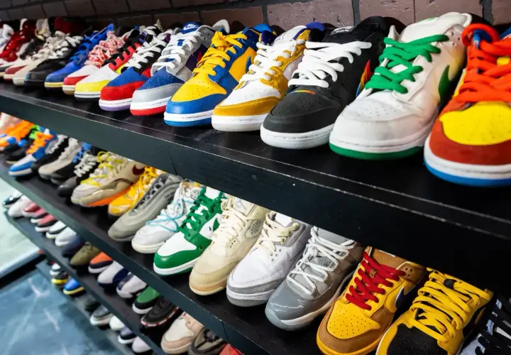 Regale voller bunter Sneaker der Nike Firma. Von knalligem Gelb bis zu klassischem Schwarz, eine wahre Fundgrube für Schuhliebhaber.