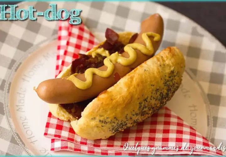 Un hot-dog gourmand avec un pain aux graines de pavot, garni de saucisse, oignons caramélisés et moutarde. Parfait pour une recette pain hot dog facile.