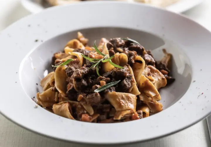 Pâtes fraîches avec un riche civet de bœuf mijoté au vin rouge, garni de romarin. Un plat réconfortant parfait pour les soirées d'automne.