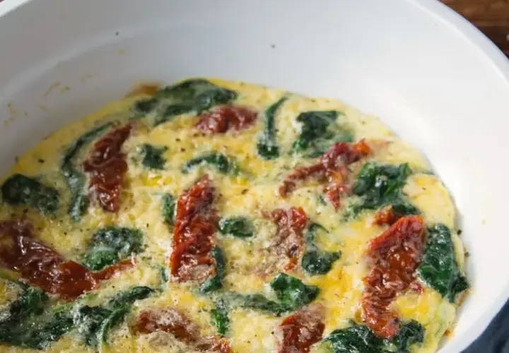 Najlepszy przepis na omlet ze szpinakiem i suszonymi pomidorami - krok po kroku