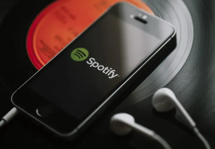 Jak dodać pliki lokalne do Spotify na telefonie - proste kroki i porady