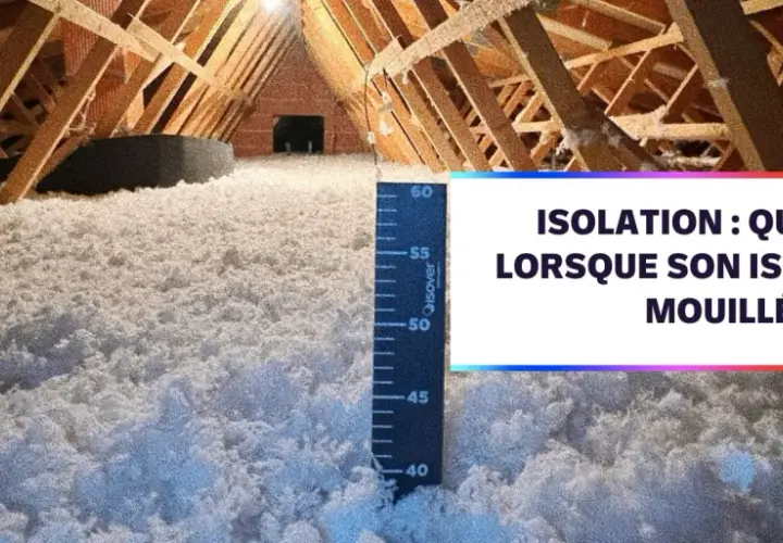 Isolation de combles avec de la laine de coton. L'humidité présente un danger pour cet isolant.