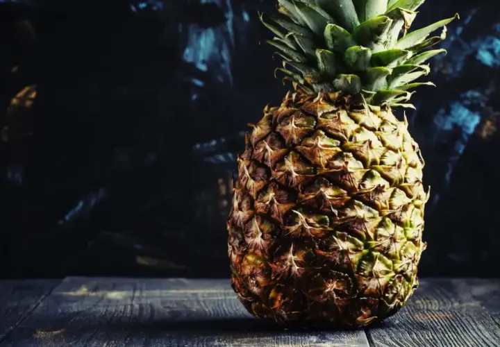 Ananas na ciemnym tle, idealny do analizy jego indeksu glikemicznego.