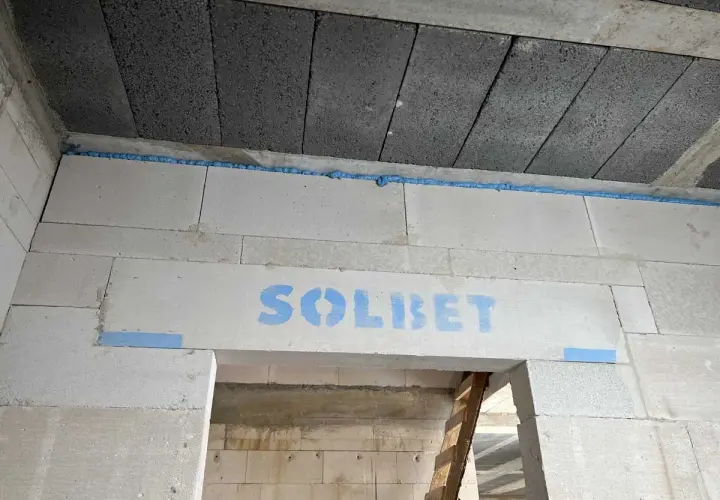 Dylatacja posadzki z pianki montażowej na styku ścian z bloczków SOLBET i stropu.