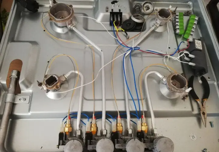 Iskrownik w kuchence gazowej nie działa? Napraw go sam! Poradnik DIY