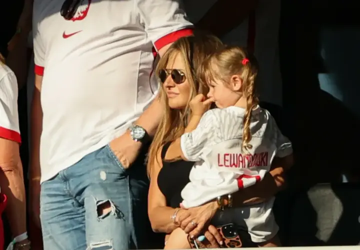 Anna Lewandowska tuli córkę Klarę na mecz. Dziewczynka ma na sobie koszulkę z nazwiskiem "Lewandowski".