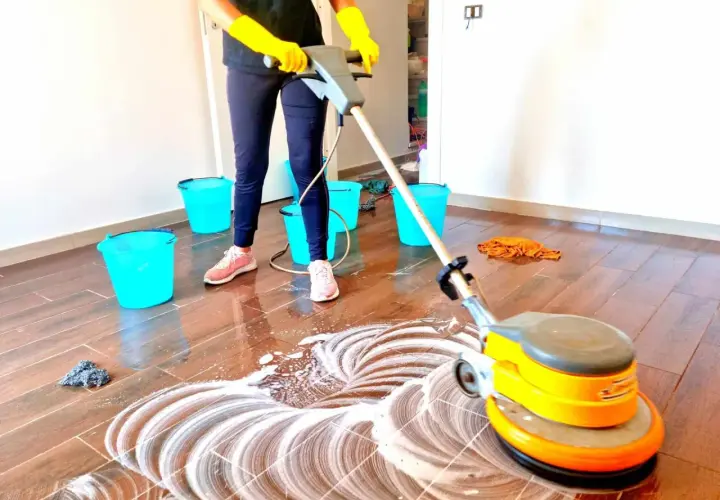 Pulizia profonda del gres porcellanato effetto legno con lucidatrice. Un metodo efficace per capire come pulire il gres porcellanato effetto legno.