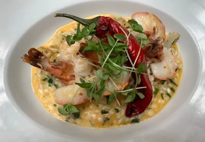 Kremowe risotto z krewetkami, ozdobione papryczką chili i kiełkami. Idealne danie, do którego użyto aromatycznego bulionu do risotto.