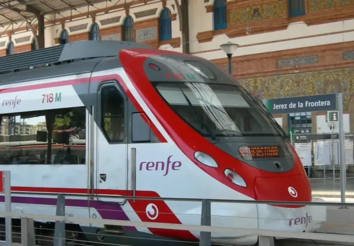 Tren Renfe en Jerez de la Frontera, listo para viajar a Madrid.