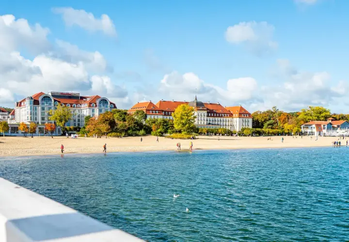 Piękna plaża i hotele w Sopocie, idealne na tani wypad na weekend w Polsce. Jesienne liście dodają uroku.