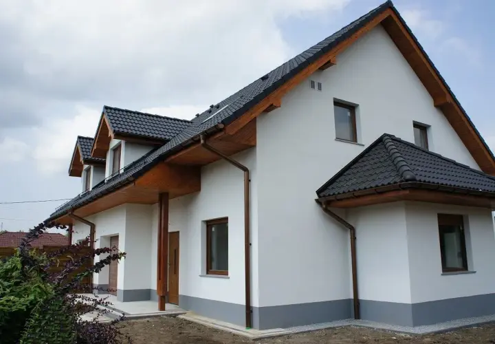 Jakie kolory elewacji najlepiej pasują do okien złoty dąb?