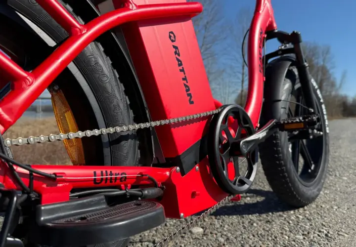 Czerwony rower elektryczny RATTAN z widoczną baterią. Zastanawiasz się, jaka bateria do roweru elektrycznego będzie najlepsza? Ten model pokazuje, jak zintegrowana jest bateria.