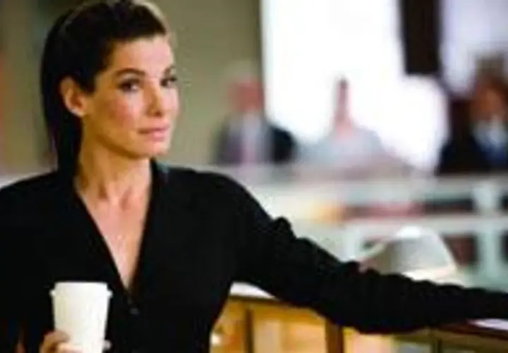 Sandra Bullock, znana z ról filmowych, z filiżanką w dłoni. Jej pochodzenie jest fascynujące.