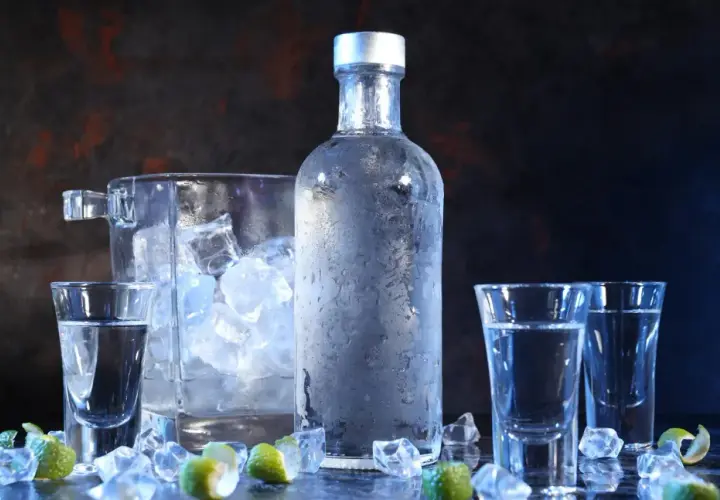 Chłodna wódka premium, idealna do serwowania. Ile razy powinna być destylowana wódka premium procesy filtracji? Lód, limonka i kieliszki czekają.