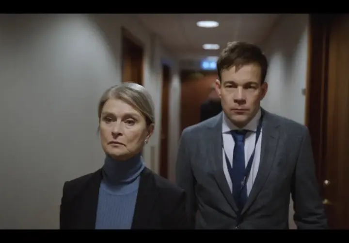 Malte Ekblom går med en kvinna i en korridor.