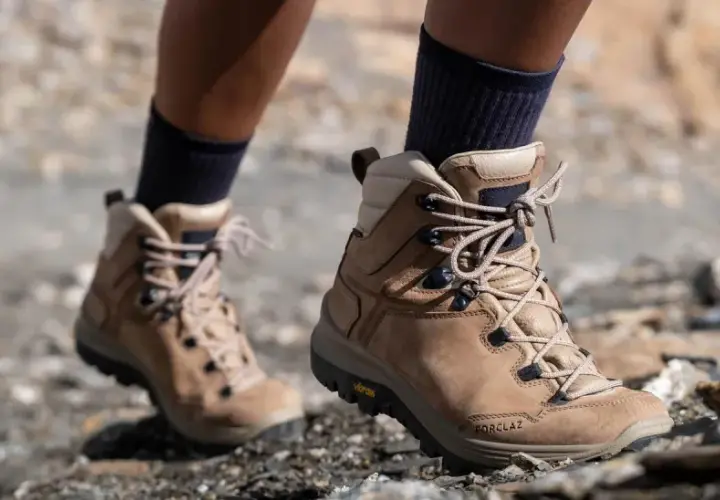 Wygodne buty trekkingowe na kamienistym szlaku. Czy buty trekkingowe powinny być większe? Odpowiedź znajdziesz w komforcie podczas wędrówki.