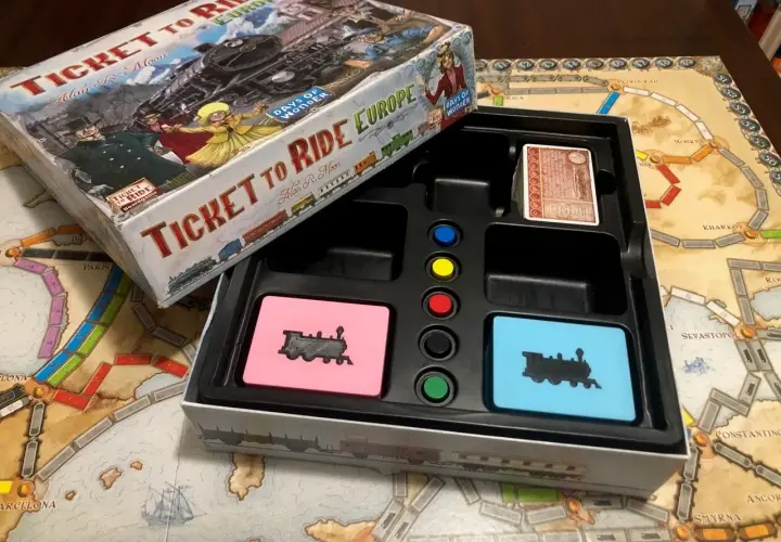 Das Spiel "Ticket to Ride: Europa" mit seinen vielen Zug um Zug Spiel Varianten. Die Spielschachtel und das Spielbrett sind zu sehen.